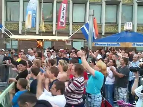Antonia aus Tirol und die Dürener Kinder singen auf der Bühne - Biermarkt Düren 2012