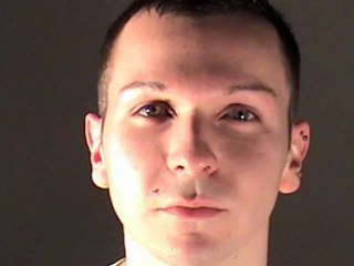 Elle vit quand la nuit tombe