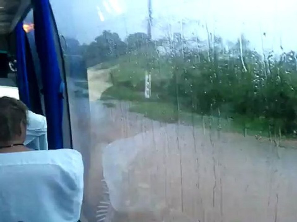 torrent d'eau sur la route du bus (19)