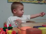 Niño de dos años oye a su mamá por primera vez