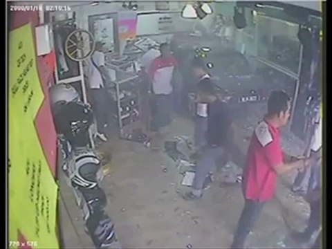 Embiste varias veces un taller sin motivo