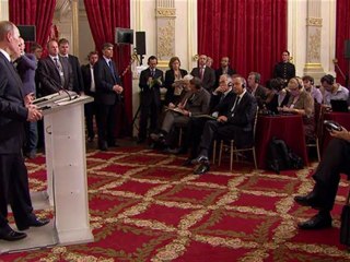 Hollande defende saída de Assad