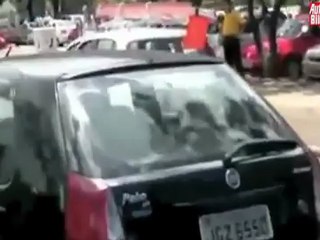 Motorista atropellado intenta agredir a la conductora