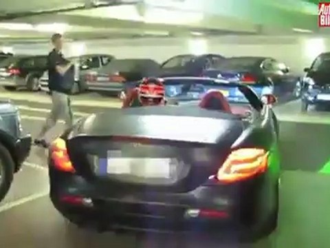 Mercedes SLR McLaren Roadster a 150 km/h por un parking