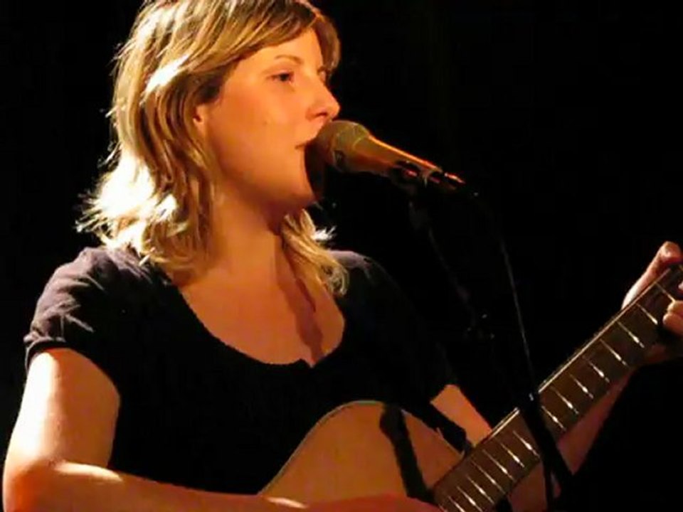 La Lue chante "Mon innocence" à A Thou Bout d'Chant, le 1er juin 2012