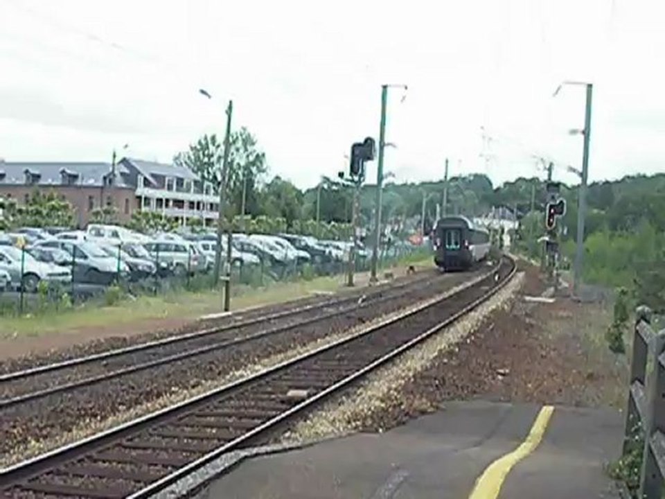 Départ de la BB26014 sur le 3306 à Bernay pour Paris Saint-Lazare