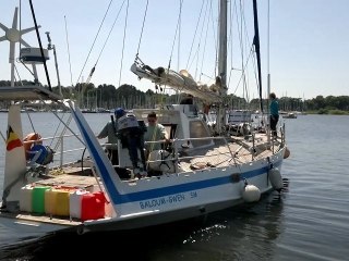 Baloum Gwen quitte le ponton d'Arzal (Morbihan)