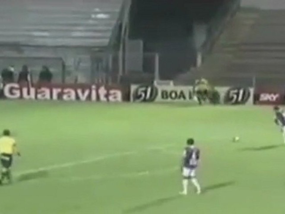 Un coup franc qui nettoie la lucarne !