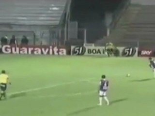 Un coup franc qui nettoie la lucarne !