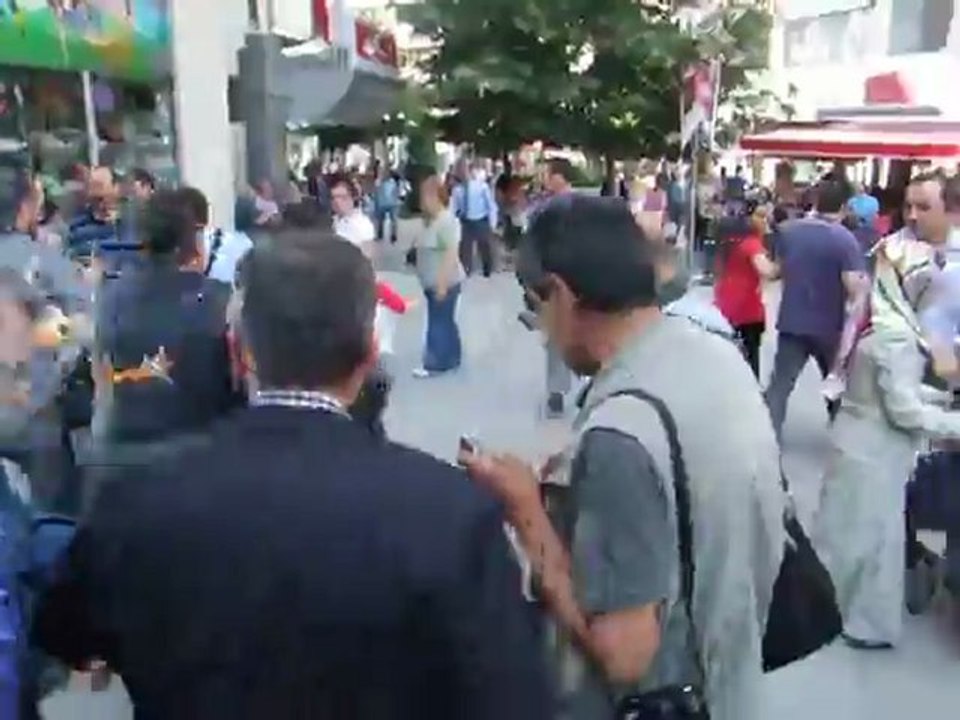 Melih Gökçek kafasına yumurtayı yedi