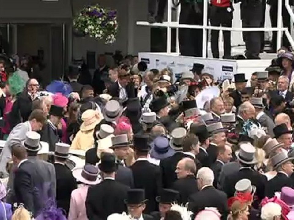 Queen arrives at Epsom Racecourse