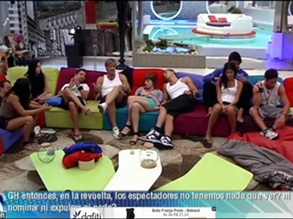 MARIA E HUGO- MASSAGEM COM DIREITO  A BEIJINHO(UM POUCO CENSURADO O BEIJOKKKK)