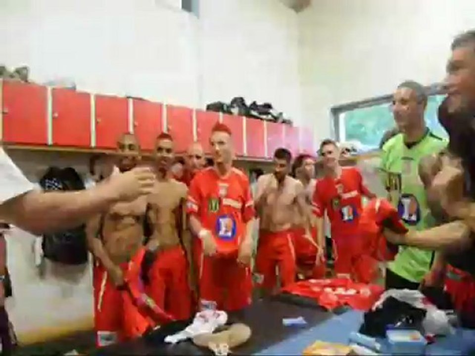 FC Montceau-Bourgogne (Foot) : montée en CFA, la joie dans les vestiaires (2/06/12)