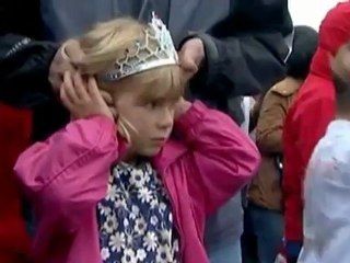 Queen kicks off celebrations at the races