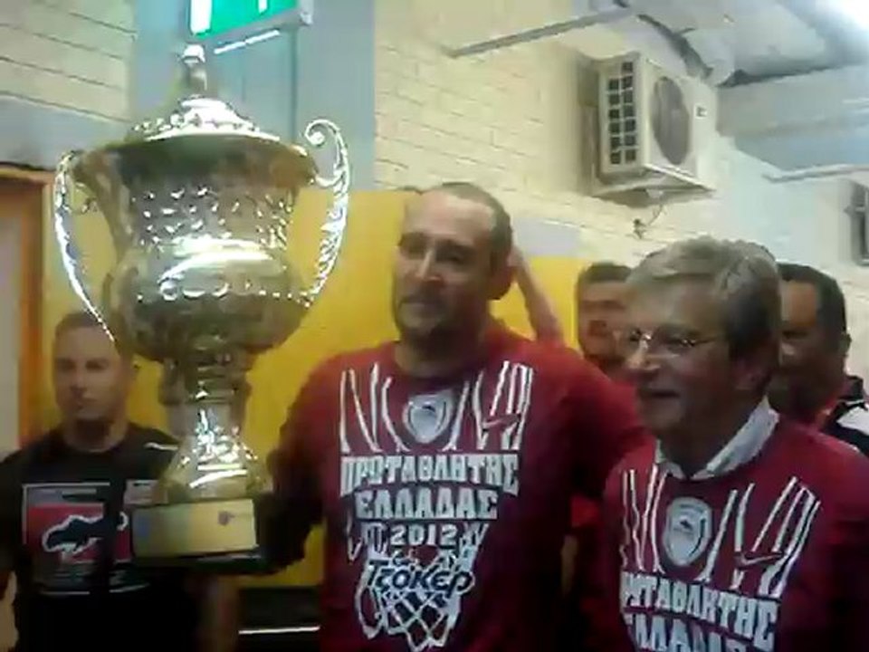 RedPlanet.gr - Το γλέντι στα αποδυτήρια (1)