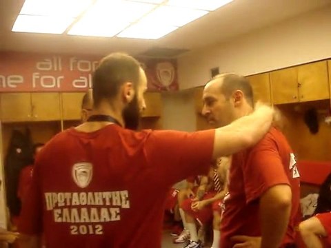 RedPlanet.gr - To γλέντι στα αποδυτήρια (2)