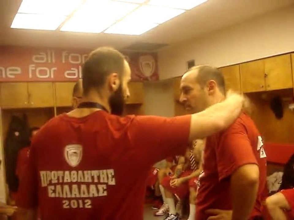 RedPlanet.gr - To γλέντι στα αποδυτήρια (2)