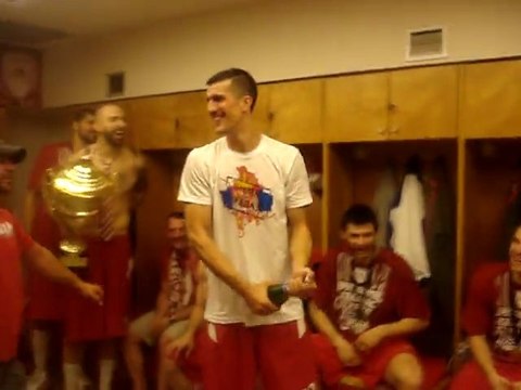 RedPlanet.gr - To γλέντι στα αποδυτήρια (3)