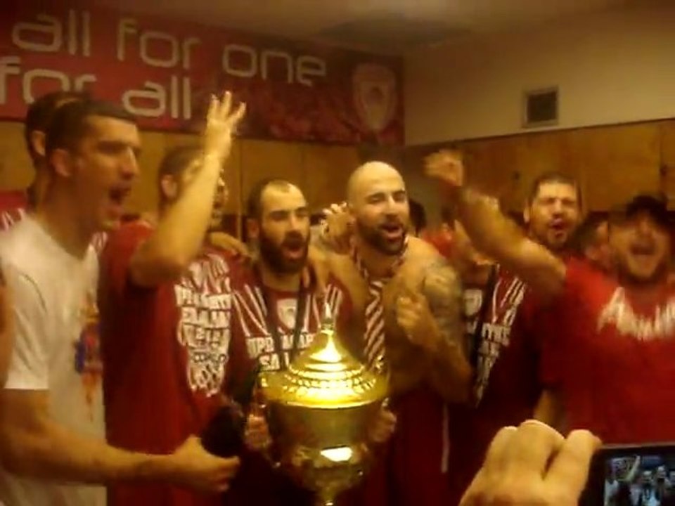 RedPlanet.gr - Το γλέντι στα αποδυτήρια (5)