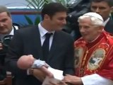 La famiglia Zanetti consegna la maglia nerazzurra al Papa