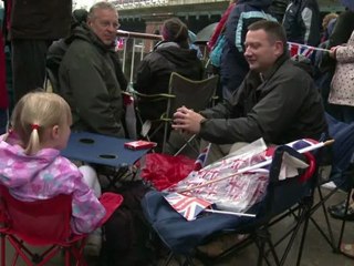 Britons celebrate the queen's 60th jubilee despite rain