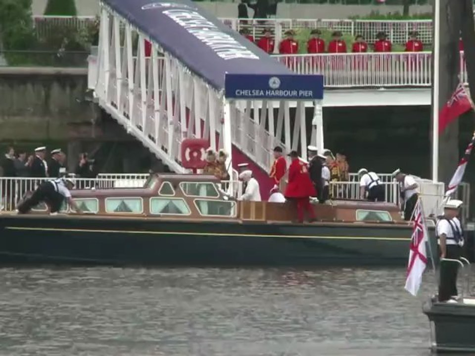 Boats fill the Thames for diamond queen's river pageant