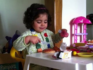 Camille prépare à manger pour son papa 03/06/2012