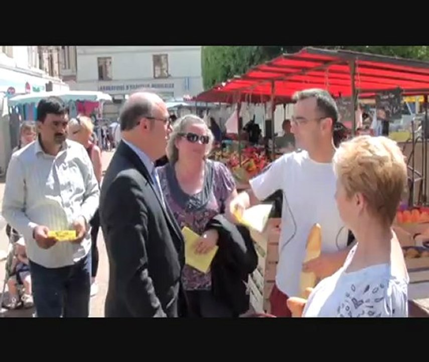 JP Bosino sur le marché de Méru