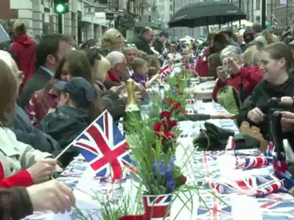 Boats fill the Thames for diamond queen's river pageant