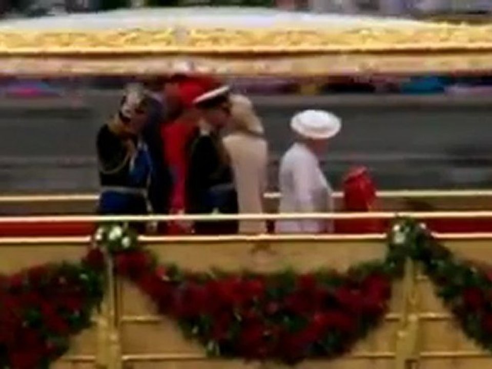 Queen's jubilee flotilla sails down River Thames