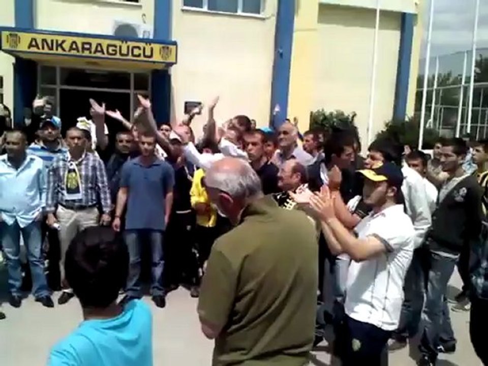 Ankaragücü taraftarı kulübün durumuna sert tepki gösterdi..