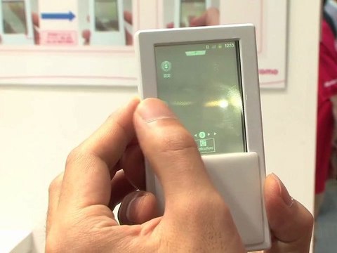 Téléphone à double écran tactile et transparant