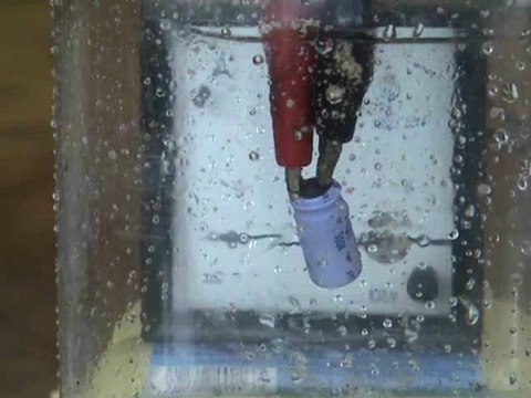 Capacitor 1000 uF 10 Volts under water
