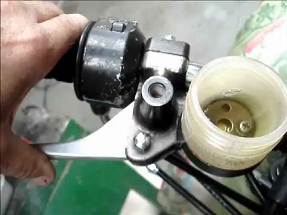 Purge maître cylindre Suzuki GT 750