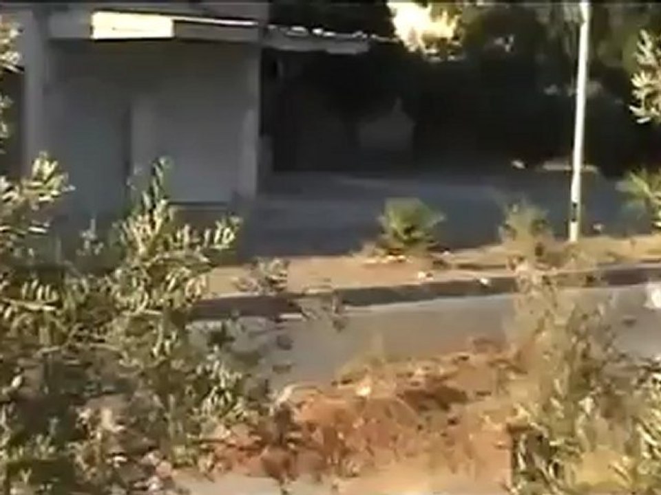 Syria فري برس حماة المحتلة مدني يهرب من رصاص القناص 10 6 2012 Hama