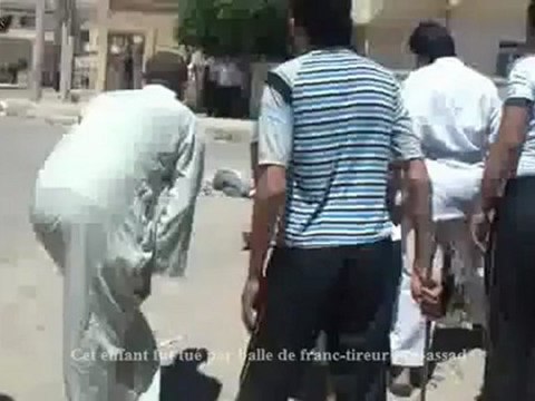 Syria فري برس Deraa 08 06 2012 tentative pour récupérer le corps d'un enfant abattu par balle de sniper