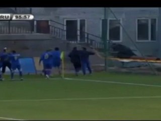 لاعب يفرح بهدف بالخروج من الملعب