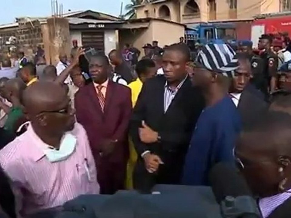 Lagos rescuers dig through plane crash
