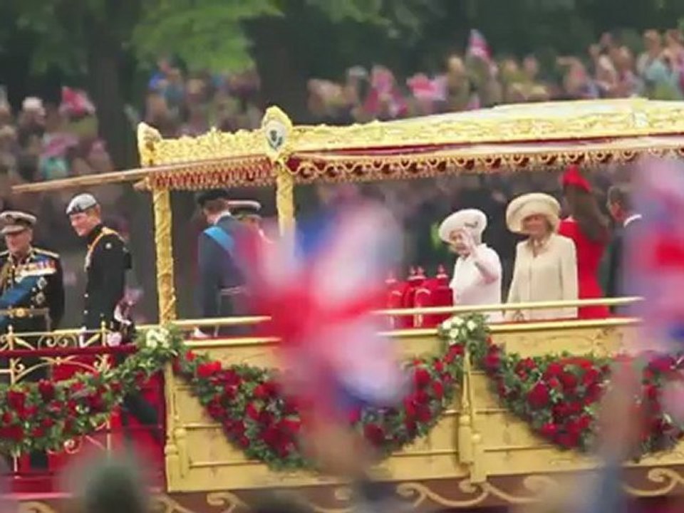 Prinz William und Kate Middleton mit Queen beim Jubiläumsumzug