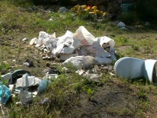 QUEJA Ropas y escombros en las ruinas del Merendero Venecia
