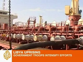 Rebels fight to hold on in Libya