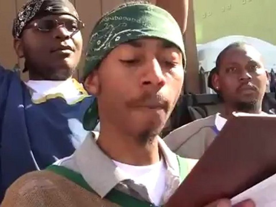 8-POLICE-OFFICERS-TRYING-TO-MAKE-MOCKERY-OF-THE-MEN-OF-THE-LORD-BY-PLAYING-GOSPEL-MUSIC[DM]