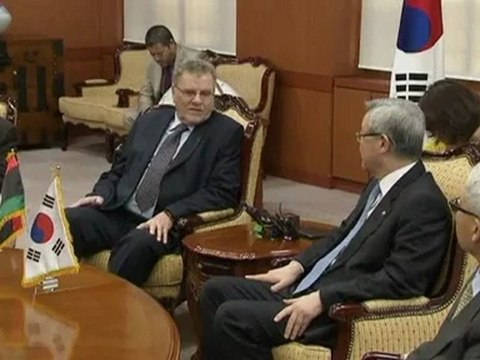 Libyan FM says airport fighting not related to Gaddafi