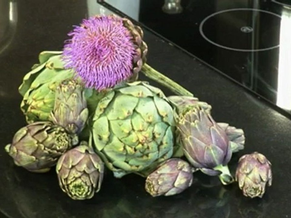 Lernen Sie Artischocken richtig zu putzen und im Ganzen zubereiten auf www.321kochen.tv