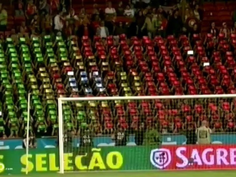 Bandeira portuguesa formada com tablets durante hino de Portugal no amigavel com a Turquia (HD)