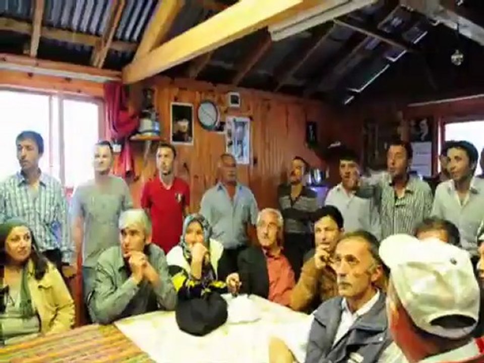 GÖLLÜ ALAN KAHVEDE HORON KEMENCE EŞREF KARAGÖL