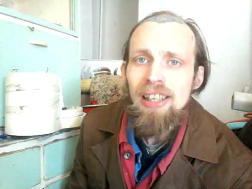 Bartos Cs. István: Minden táplálékká tehető (villanykörteevés), 2012.  április - video Dailymotion