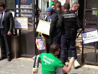 Évacuation des militants qui occupaient le siège de la FFF, à Paris, pour demander la libération d'un footballeur palestinien