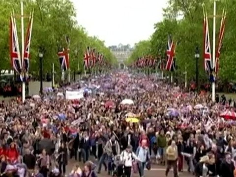 Queen views flypast from Buckingham Palace balcony