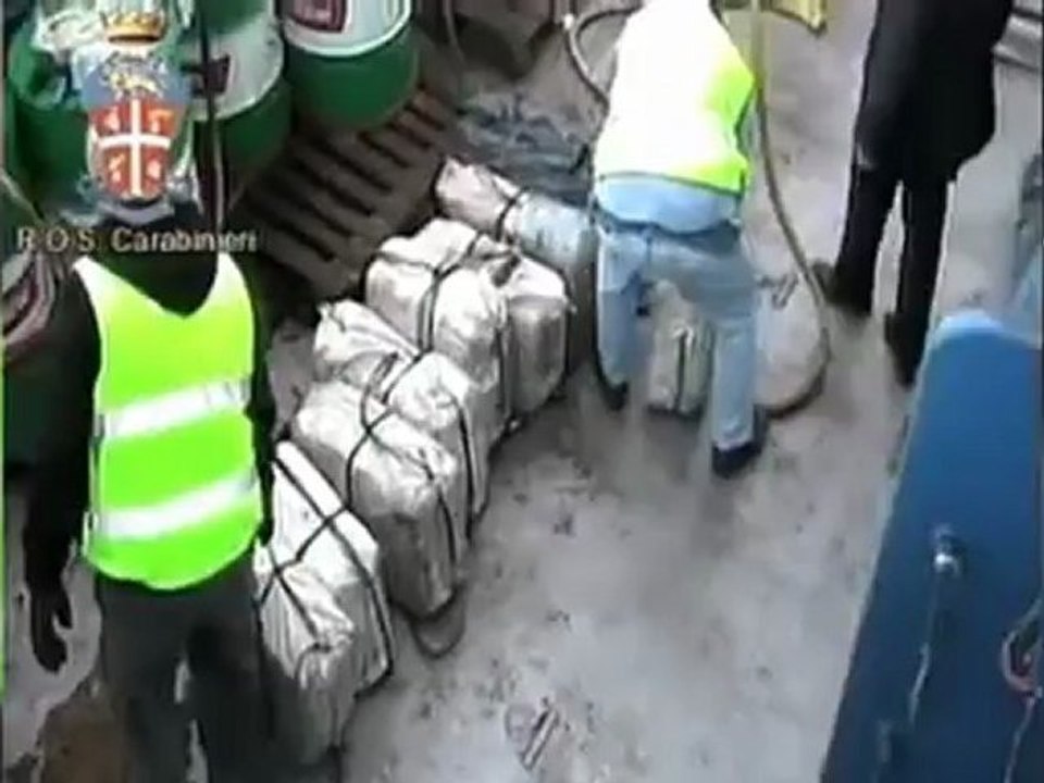euronewsru - Итальянская полиция лишила мафию кокаина [H.264 360p]